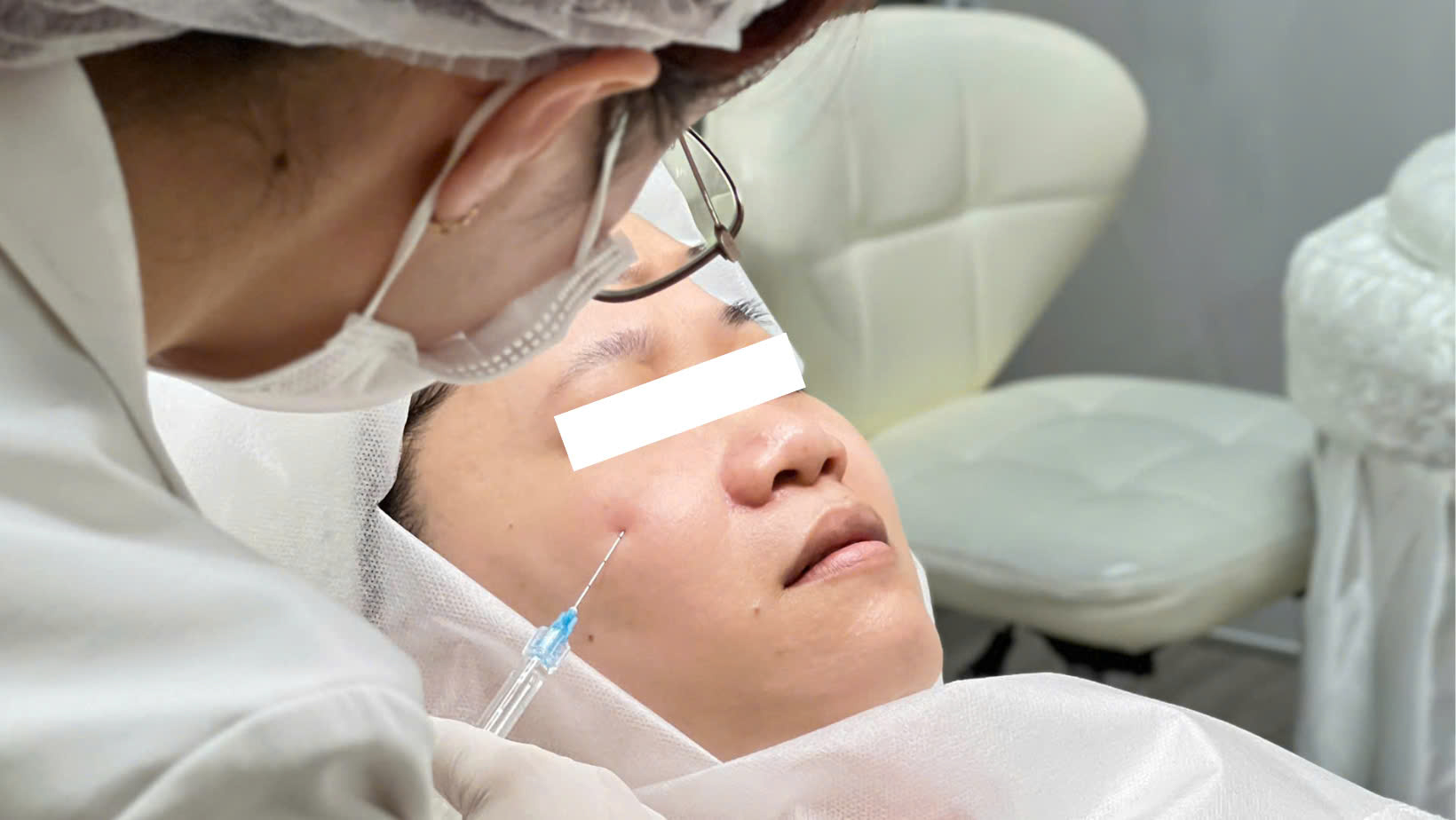 Phương pháp căng chỉ da mặt kết hợp công nghệ Thermage và HIFU được sử dụng để nâng cơ, hỗ trợ quá trình trẻ hóa da hiệu quả.