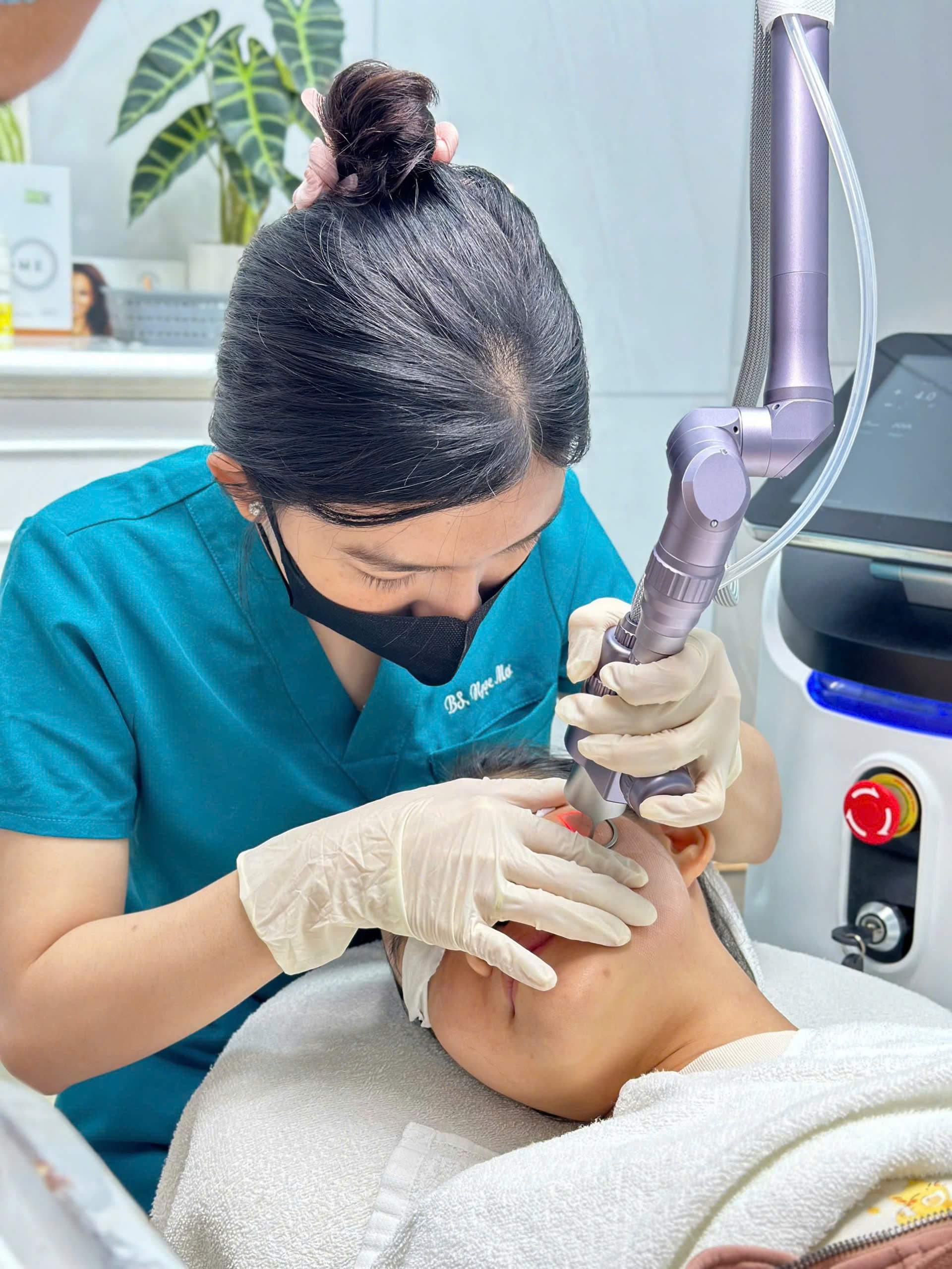 Với sự kết hợp giữa liệu trình chăm sóc ngoài da và công nghệ điều trị chuyên nghiệp, lona skin lab mang đến giải pháp điều trị nám sau sinh và nám nội tiết, giúp phụ nữ lấy lại sự tự tin sau khi sinh con thông qua phương pháp điều trị nám an toàn.