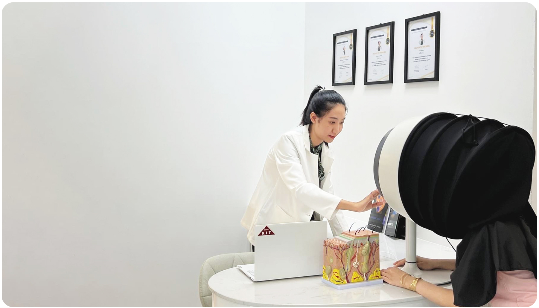 Trong liệu trình nám của Lona Skin Lab, phác đồ điều trị tiên tiến được áp dụng hiệu quả trong việc trị nám và kiểm soát nám chân sâu, chứng minh rằng kiến thức chuyên môn về trị nám luôn được cập nhật trong liệu trình nám hiện đại.