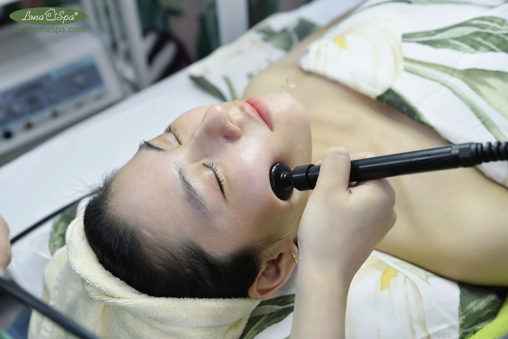 Công nghệ tiên tiến của Lona Skin Lab giúp phân tích mụn lâu năm và mụn mãn tính chi tiết, hỗ trợ xây dựng phác đồ điều trị mụn cá nhân với giải pháp điều trị mụn hiệu quả. Mụn lâu năm, mụn mãn tính, giải pháp điều trị mụn, lona skin lab, phác đồ điều trị mụn