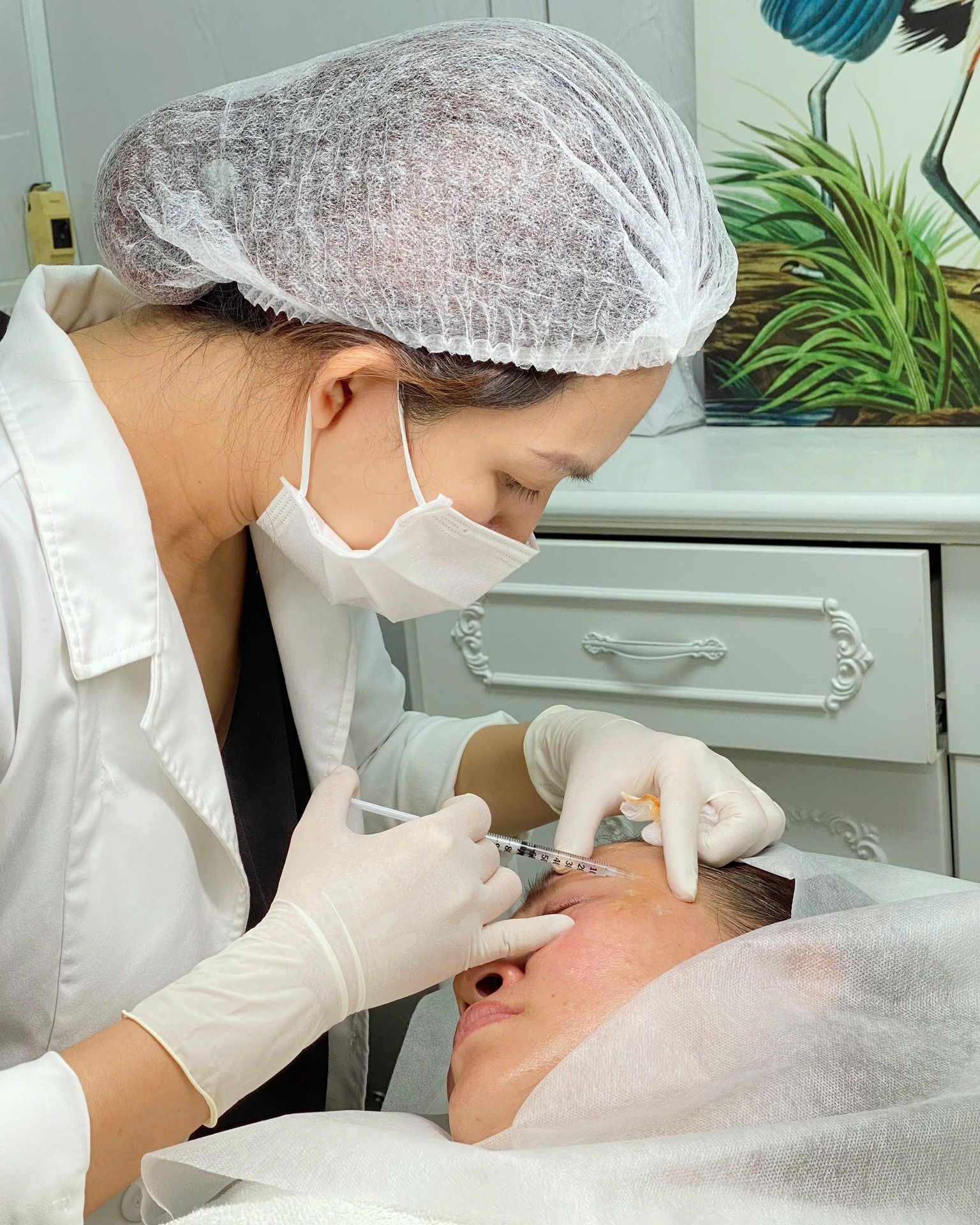 Áp dụng công nghệ căng chỉ Nano collagen, liệu trình trẻ hóa da kết hợp quy trình căng chỉ collagen cùng công nghệ Nano collagen giúp làm đẹp da vùng mắt và cải thiện cấu trúc da.