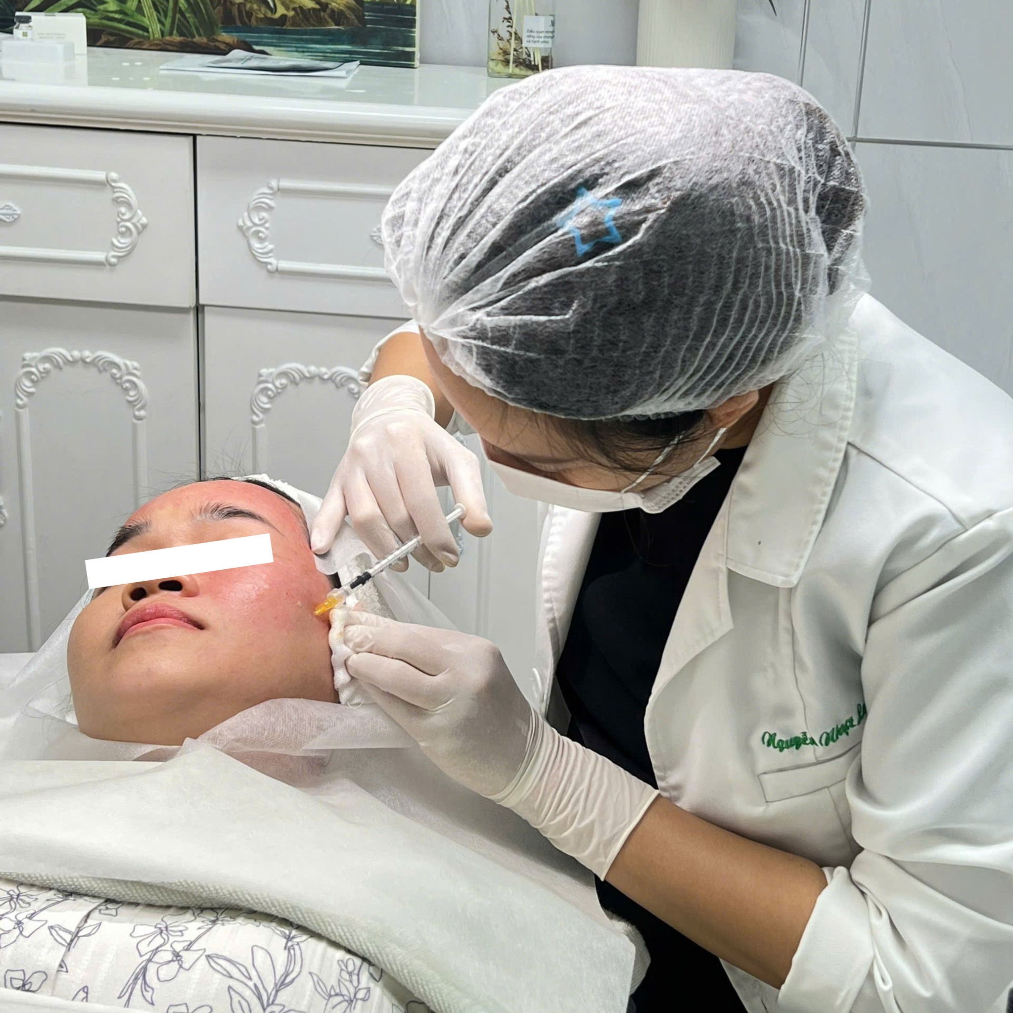 Nghiên cứu chuyên sâu cho thấy 'nguyên nhân lão hóa da cổ' chủ yếu bắt nguồn từ sự giảm sản sinh collagen, khiến lão hóa da vùng cổ diễn ra nhanh chóng; do đó, phương pháp trẻ hóa da cổ như tiêm Botox đã trở thành lựa chọn ưu việt để khắc phục tình trạng này.