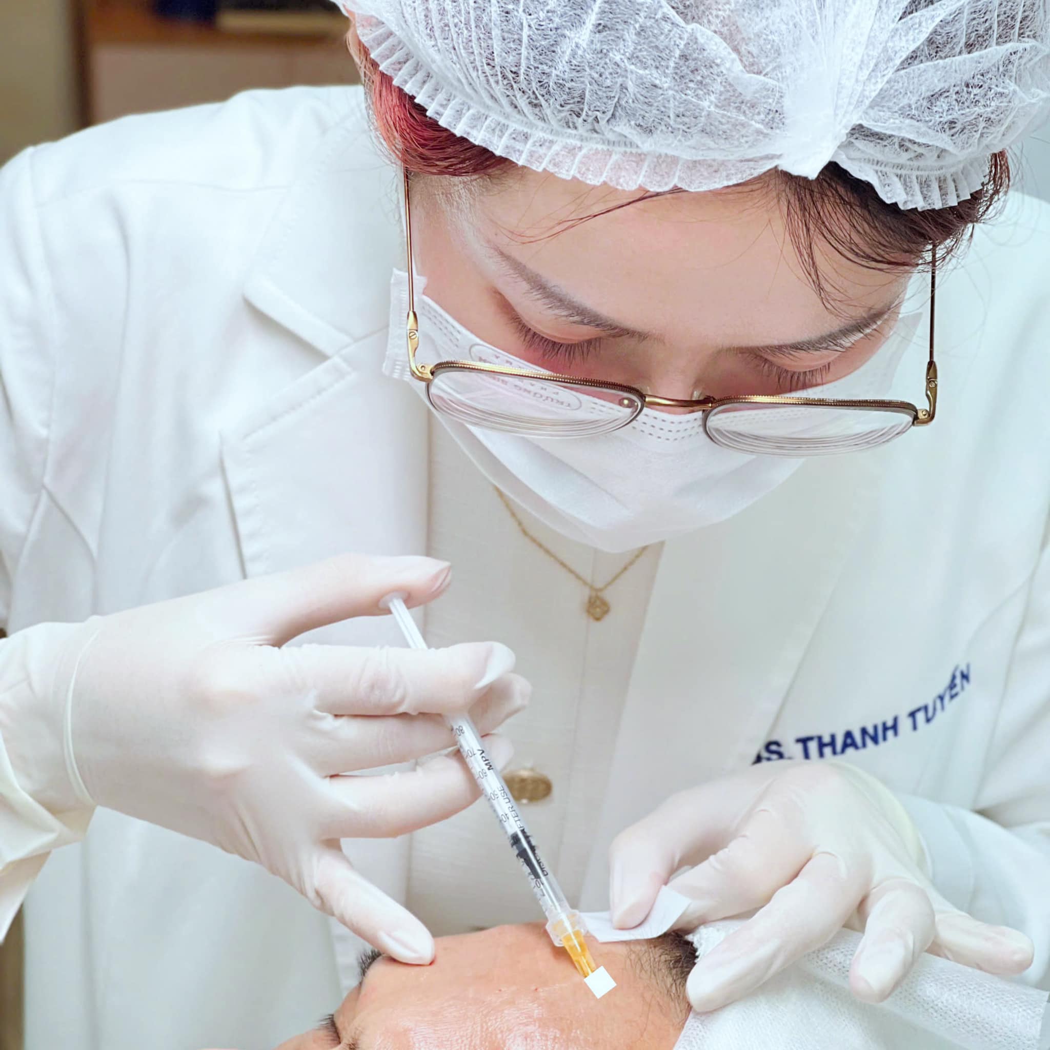 Quy trình điều trị rụng tóc chuyên sâu với exosome trị rụng tóc và laser kích thích tóc được triển khai nhằm khôi phục nang tóc và xử lý viêm nền, góp phần cải thiện tình trạng tóc thưa và rụng hiệu quả.