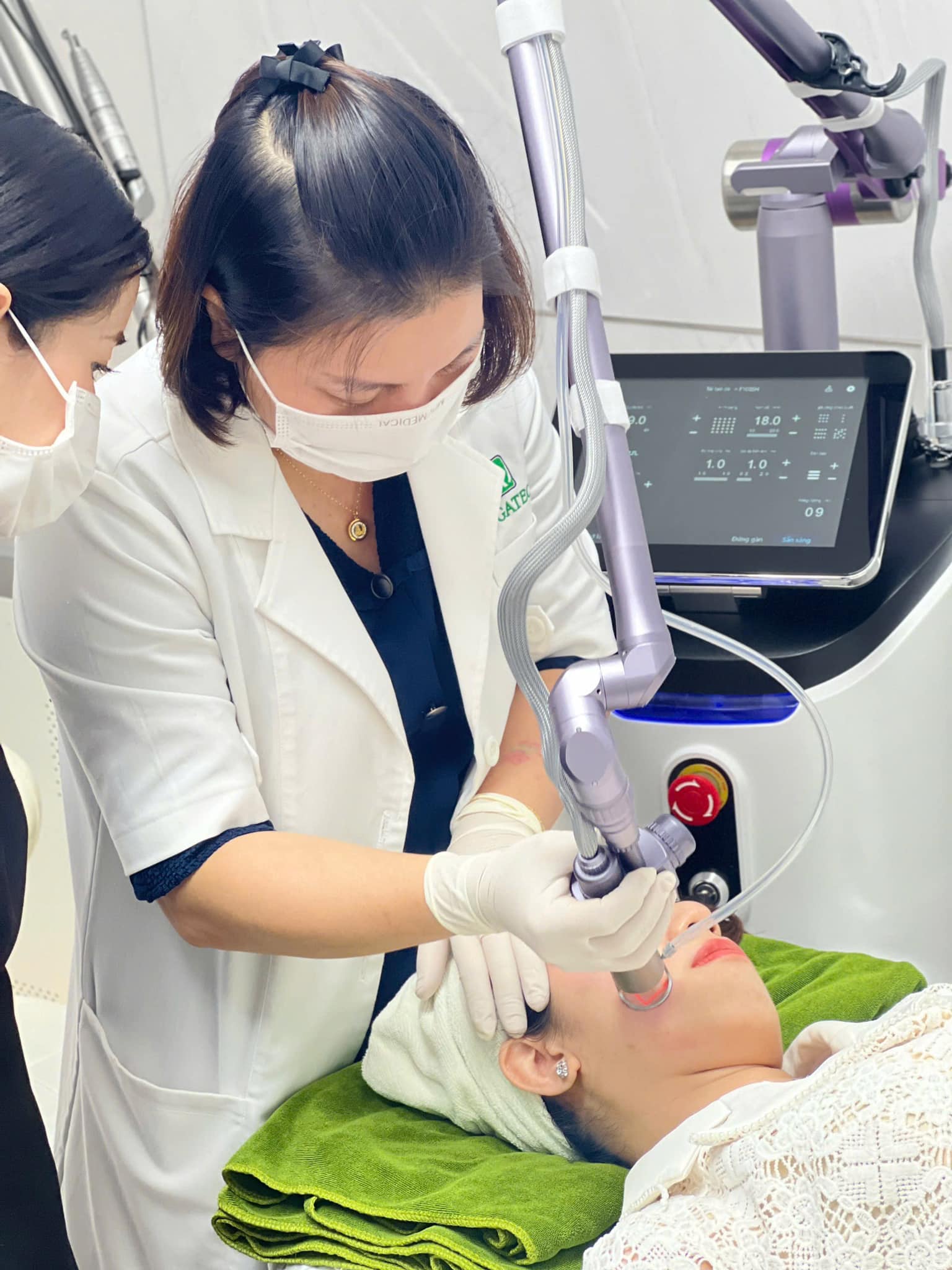Ứng dụng trị sẹo bằng laser với công nghệ tiên tiến và trị sẹo bằng lăn kim truyền thống được so sánh laser và lăn kim, phản ánh ưu nhược điểm laser trị sẹo và ưu nhược điểm lăn kim trị sẹo một cách khoa học.