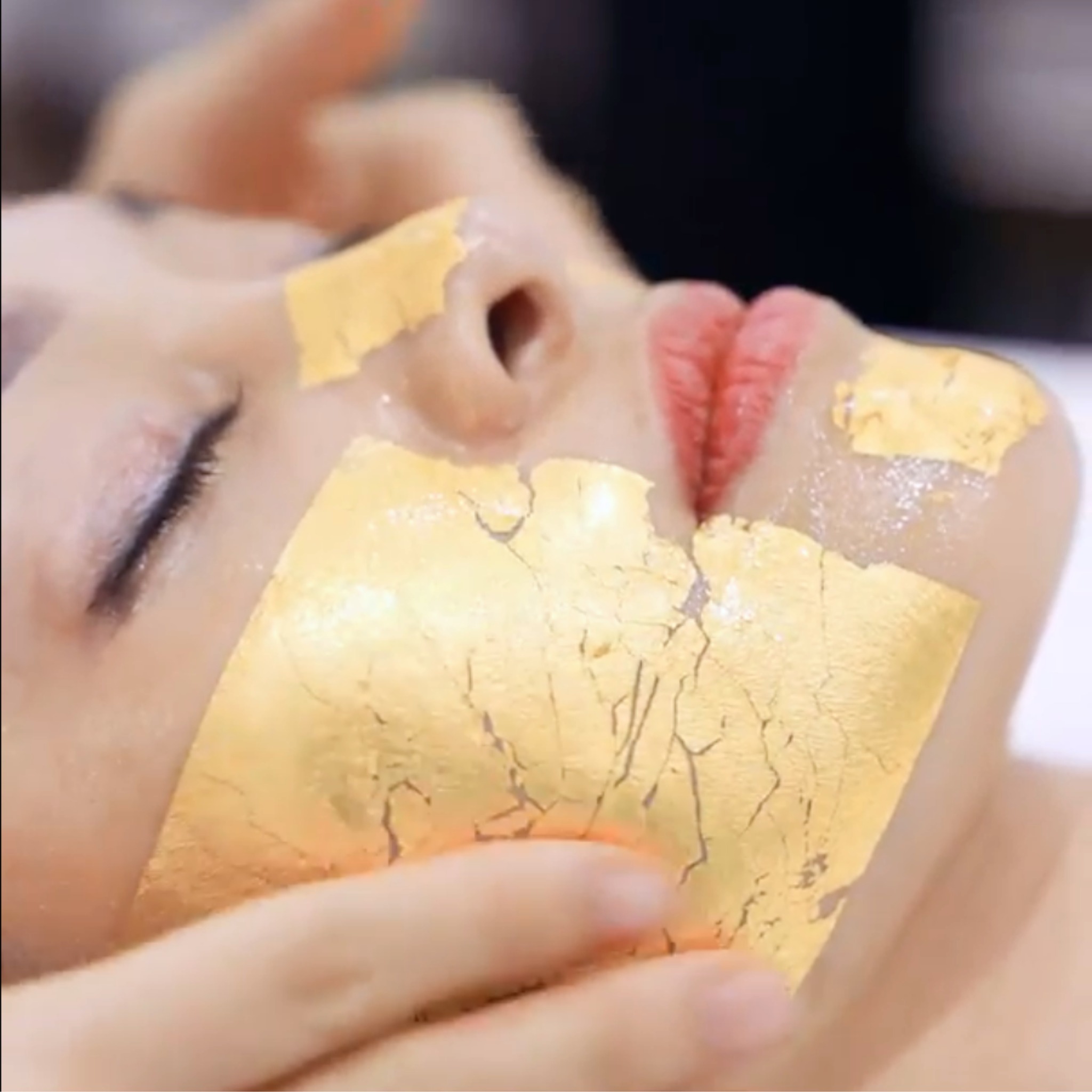 Bức ảnh trình bày quá trình Luxury Gold Therapy, một liệu pháp Vàng 24K tiên tiến, góp phần trẻ hóa da một cách an toàn qua công nghệ làm đẹp bằng vàng và chăm sóc da bằng vàng 24K chuyên sâu.