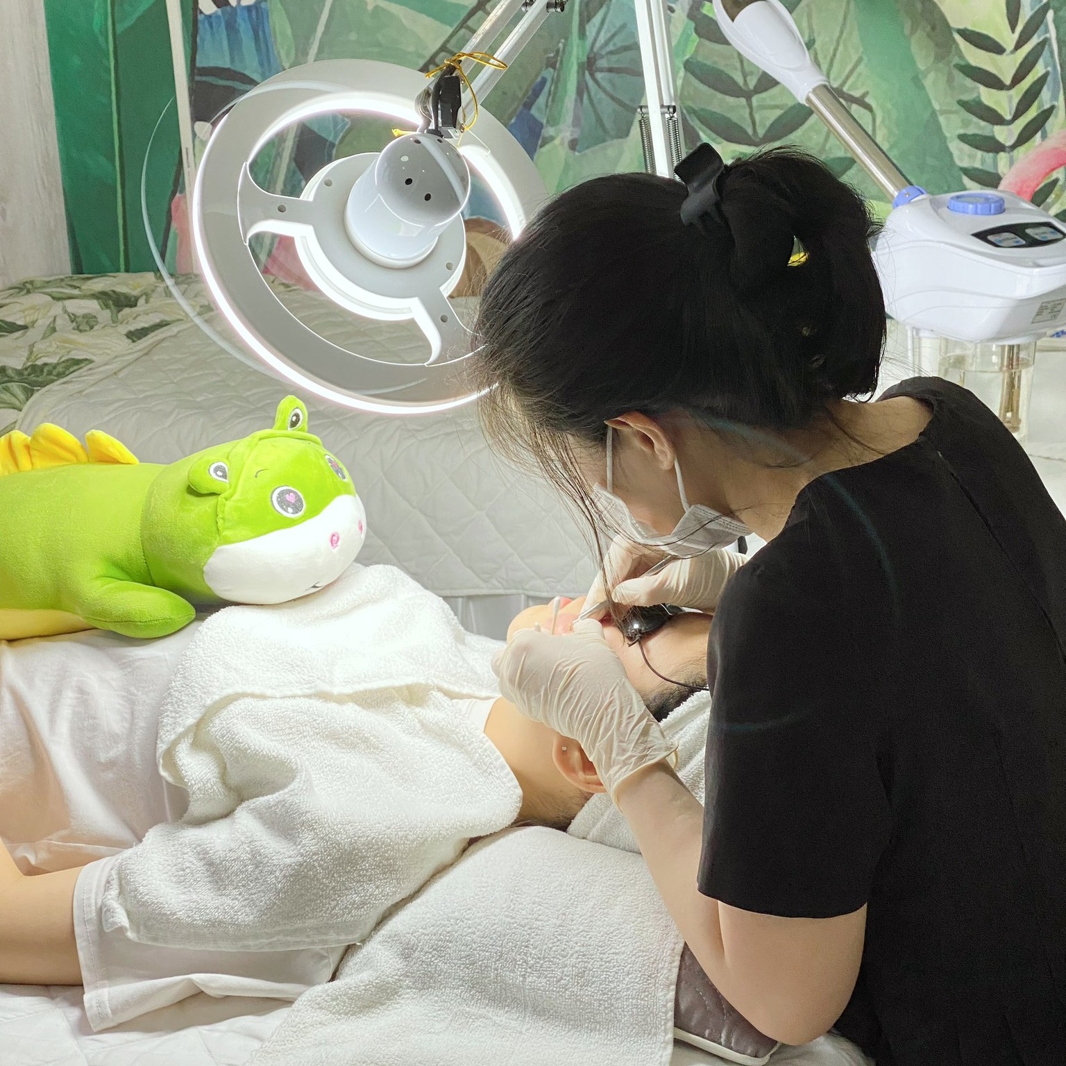 Bức ảnh này ghi nhận laser trị nám qua phương pháp laser trị nám tiên phong, minh họa hiệu quả laser trị nám rõ ràng và nhấn mạnh tầm quan trọng của chăm sóc da sau laser trị nám để phòng tránh tác dụng phụ của laser trị nám.