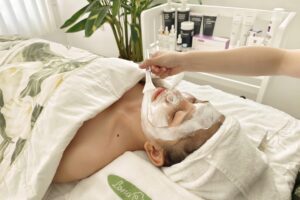 Chemical Peel giúp loại bỏ bụi bẩn và bã nhờn sâu dưới da, đẩy nhân mụn lên bề mặt.