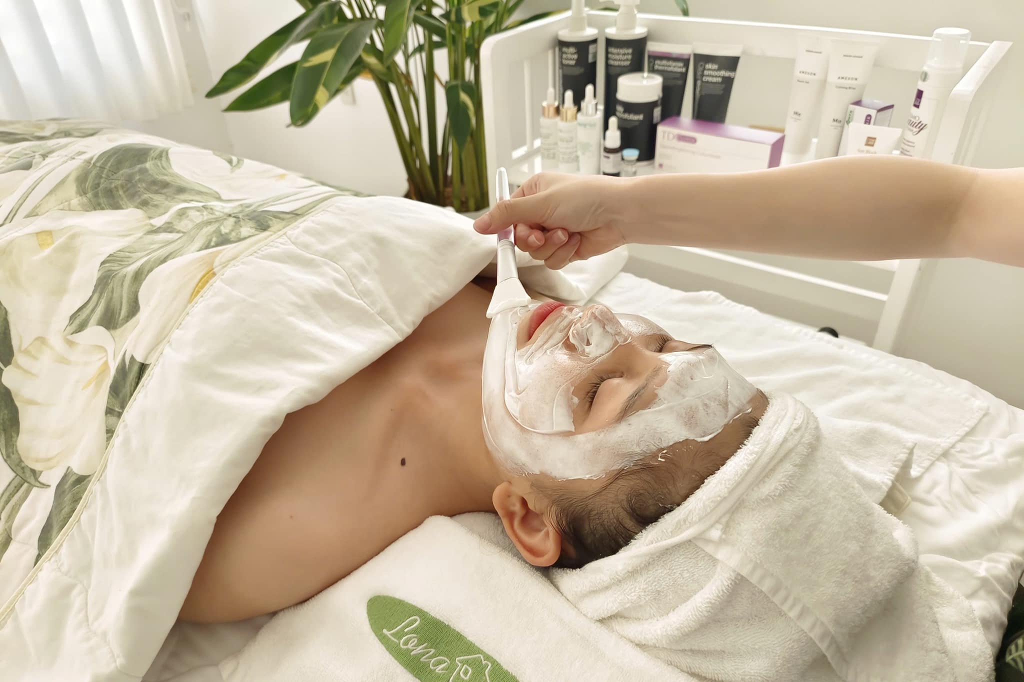 Công nghệ CHEMICAL PEEL tiên phong tạo nên bí quyết chăm sóc da vượt trội, cho phép dưỡng da sâu sát và làm đẹp da một cách tự nhiên đồng thời chăm sóc da mặt đúng chuẩn.