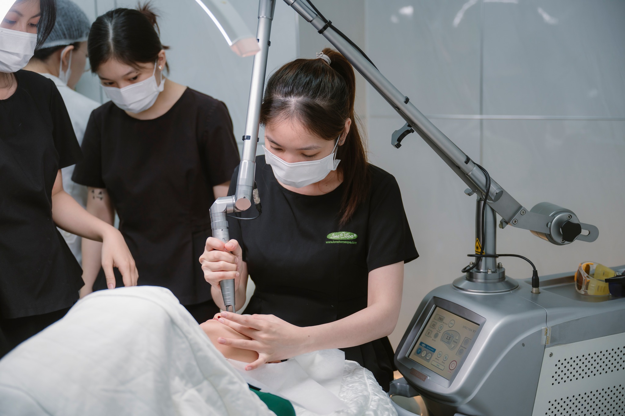 Ảnh chụp cho thấy giãn mao mạch ở mặt đã được cải thiện. Điều trị giãn mao mạch bằng laser góp phần trị giãn mao mạch chân và giải đáp giãn mao mạch có tự khỏi không.