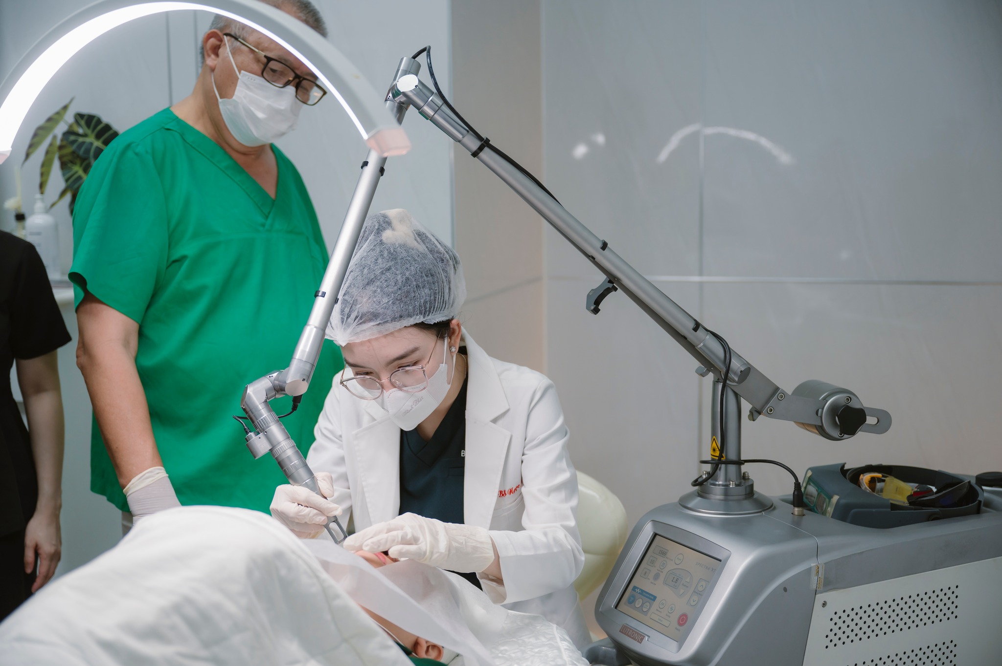 Áp dụng laser CO2 Fractional, phương pháp trị sẹo lồi hiện đại cho sẹo lồi cạnh hàm đã giúp nâng cao cách điều trị sẹo lồi, góp phần điều trị sẹo lồi hiệu quả ở sẹo lồi vùng cạnh hàm.