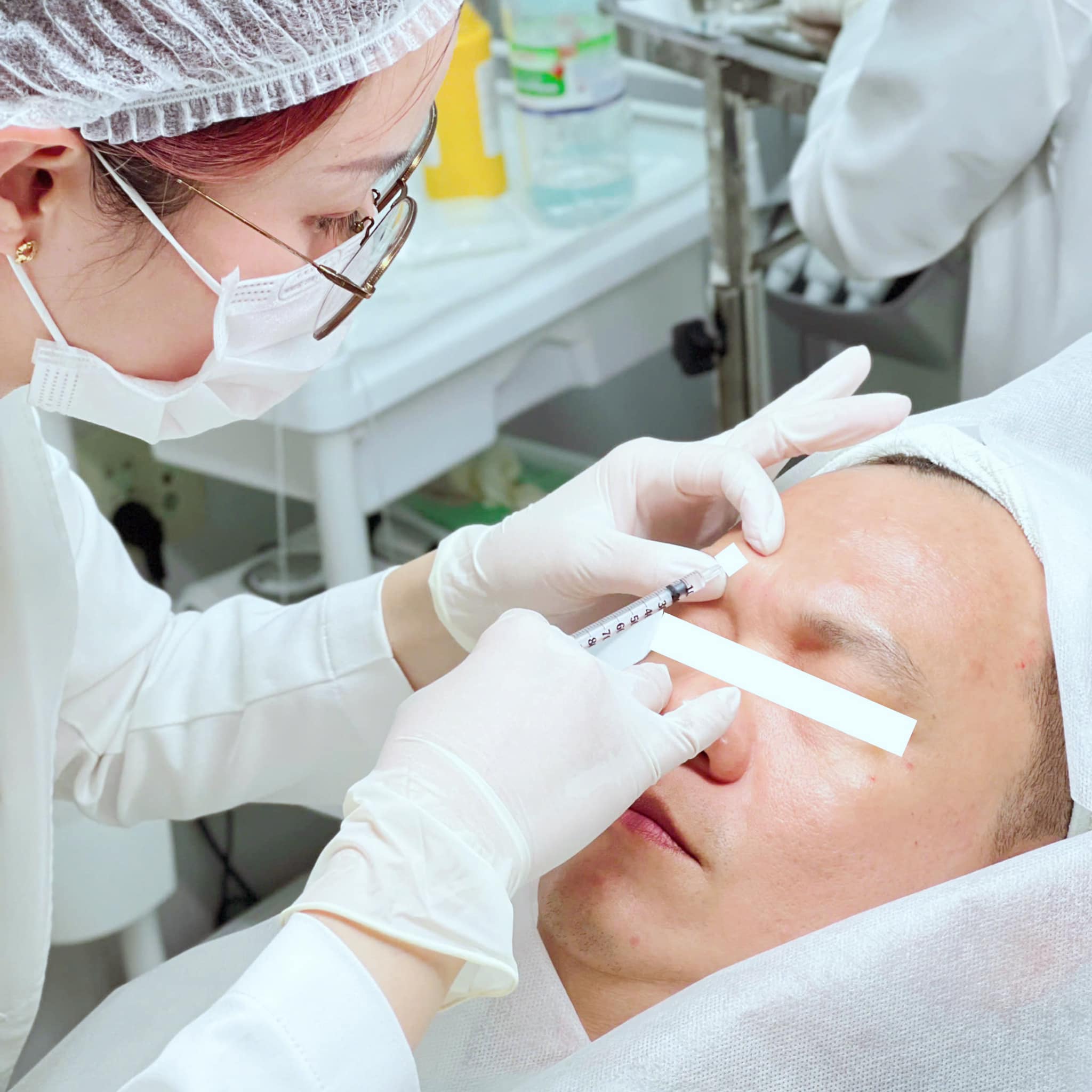 Lona Skin Lab ưu tiên tiêm Botox cổ nhằm trẻ hóa da vùng cổ, xóa nếp nhăn cổ và làm mịn da cổ để duy trì vẻ trẻ trung.