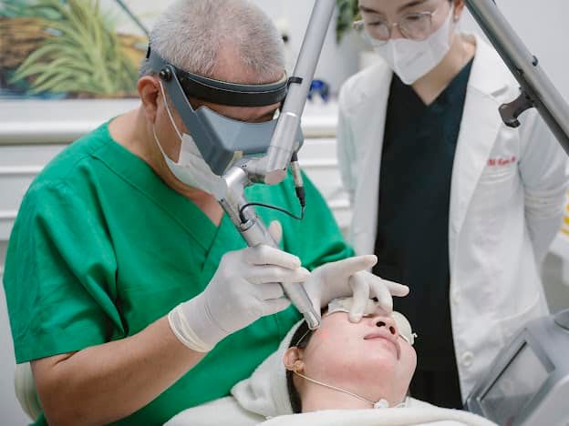 Với công nghệ Laser Carbon Peel tiên tiến, liệu trình giúp làm sạch da sâu sắc, trẻ hóa da tự nhiên, thu nhỏ lỗ chân lông và giảm mụn trứng cá một cách hiệu quả.