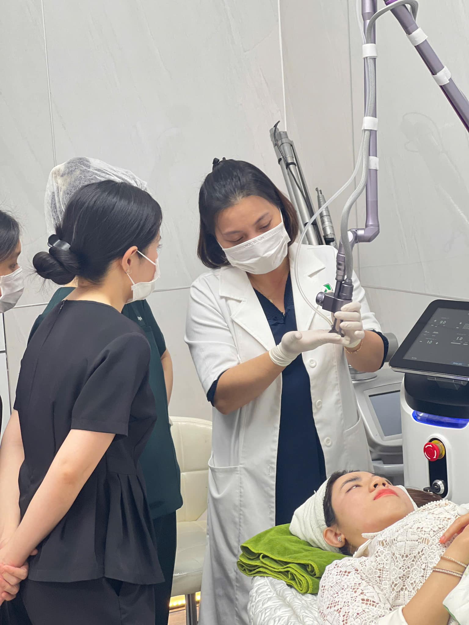 Sử dụng laser trị nám, công nghệ laser trị nám Spectra XT được ứng dụng để điều trị nám hiệu quả, giúp cải thiện sắc tố da qua liệu trình Spectra XT trị nám chuyên sâu.