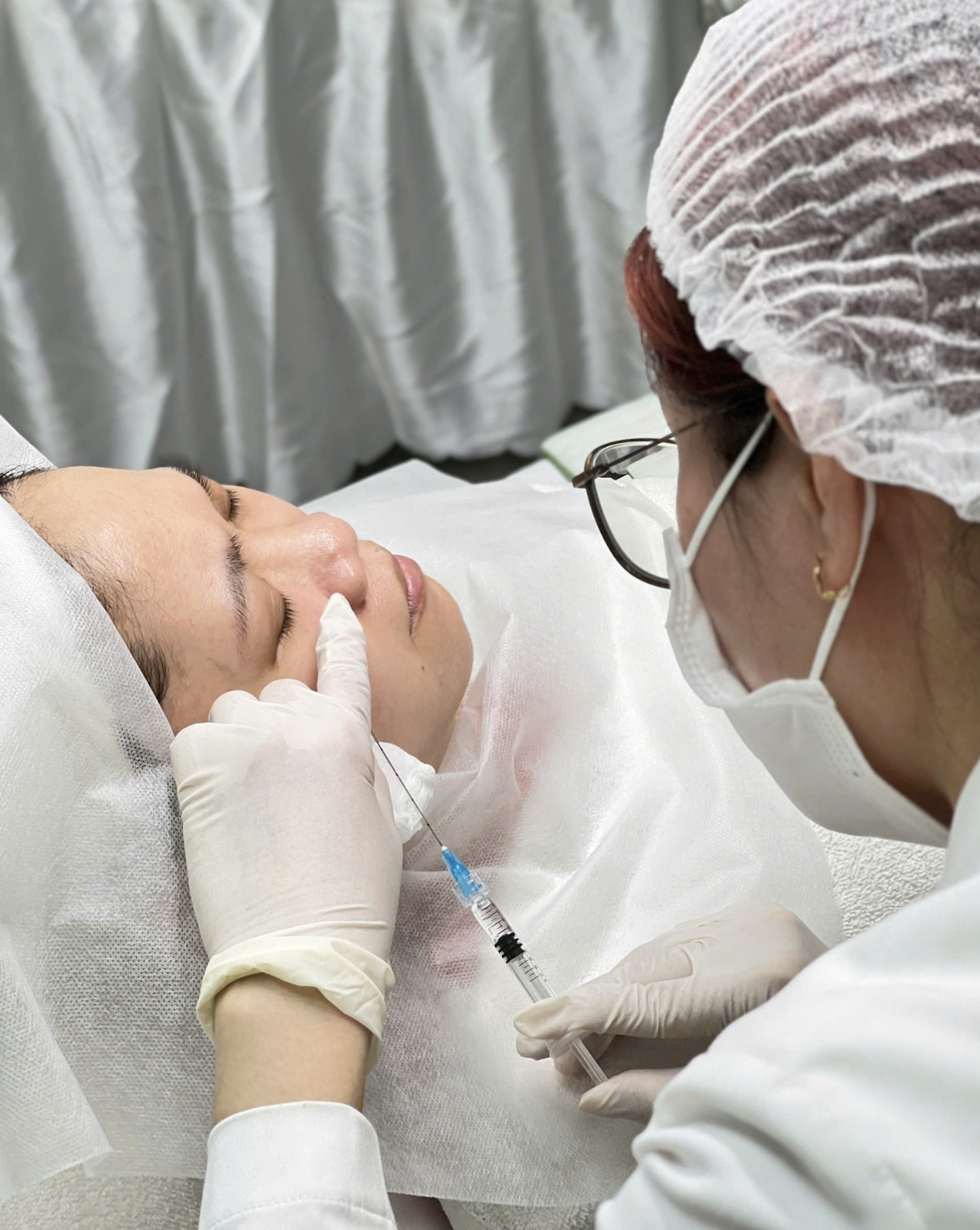 Các bác sĩ da liễu khuyến cáo áp dụng cách ngăn ngừa lão hóa da cổ thông qua việc sử dụng kem chống nắng và sản phẩm dưỡng chuyên sâu, giúp ngăn chặn lão hóa da vùng cổ và thúc đẩy trẻ hóa da cổ.