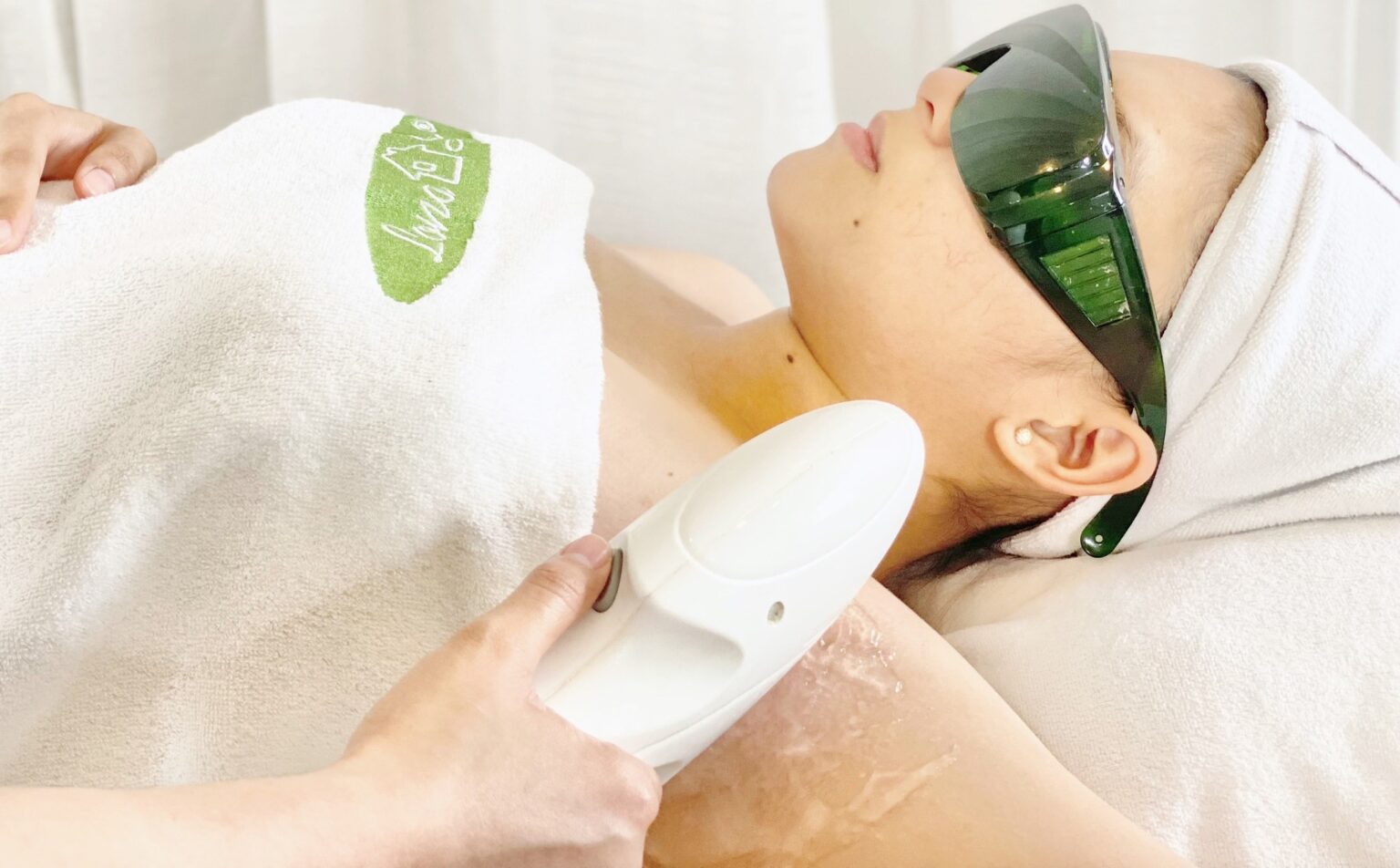 Ảnh minh họa vùng da dưới cánh tay đẹp cùng các phương pháp chăm sóc da dưới cánh tay, tẩy thâm vùng nách và dưỡng da vùng nách theo lona skin lab