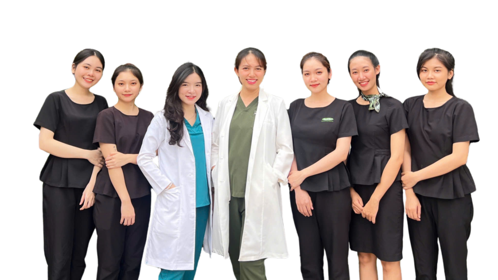 Bác sĩ tư vấn tại Lona Skin Lab đang chăm sóc da giãn mao mạch ở mặt, giúp giải thích nguyên nhân giãn mao mạch một cách tự nhiên.