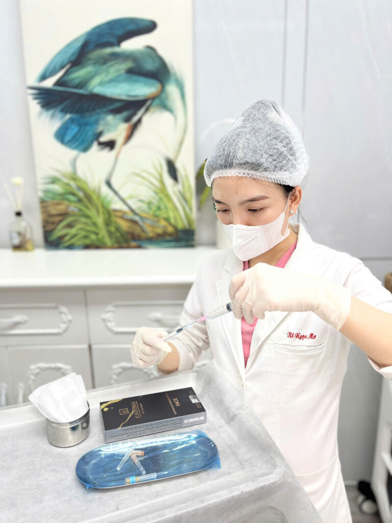 Karisma Rh Collagen giá bao nhiêu: Bác sĩ chuyên khoa chuẩn bị tiêm sản phẩm nhằm đảm bảo độ an toàn và hiệu quả điều trị vượt trội, giúp tái tạo nội sinh da bằng công nghệ tiên phong. - Karisma Rh Collagen giá bao nhiều