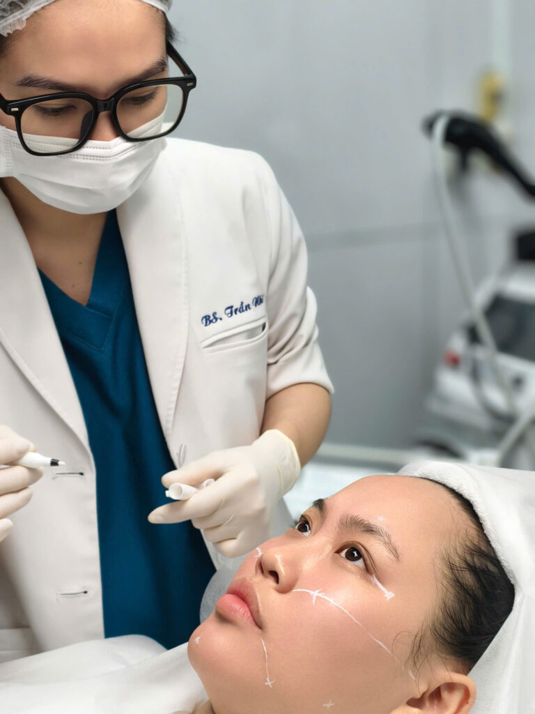 Bác sĩ thực hiện đánh giá khu vực cần Tiêm Karisma sau giảm cân, đồng thời đề xuất hợp lý cho Tiêm Karisma phục hồi da sau sinh.