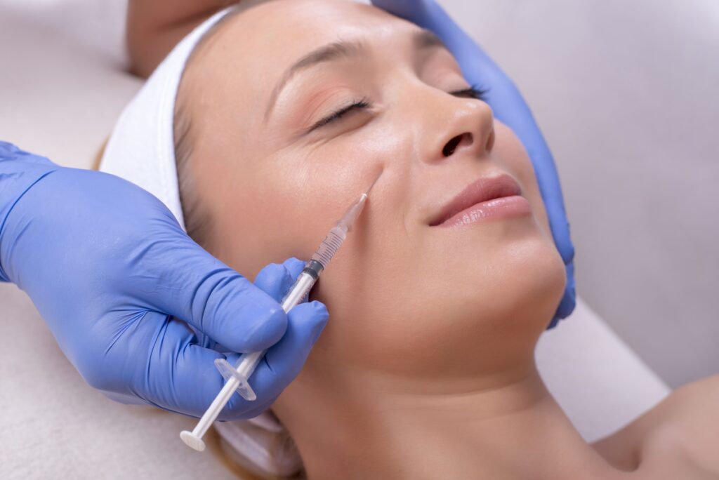 Trong quá trình tiêm botox, sự kết hợp giữa botox trẻ hóa da và botox xóa nếp nhăn tạo nên hiệu quả điều trị vượt trội.