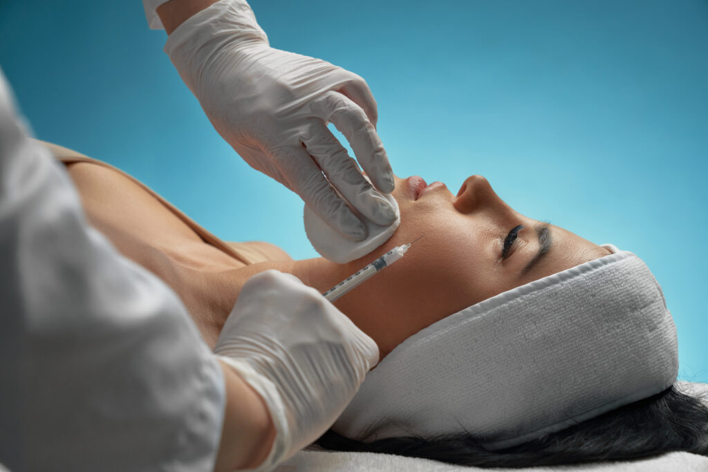Hình ảnh 'botox17.jpg' ghi nhận công nghệ xóa nhăn li ti toàn mặt tiên tiến tại Lona Skin Lab, với quy trình tiêm botox xóa nhăn tinh vi giúp trẻ hóa da bằng botox và tạo dấu ấn dịch vụ botox tại Lona Skin Lab đẳng cấp.