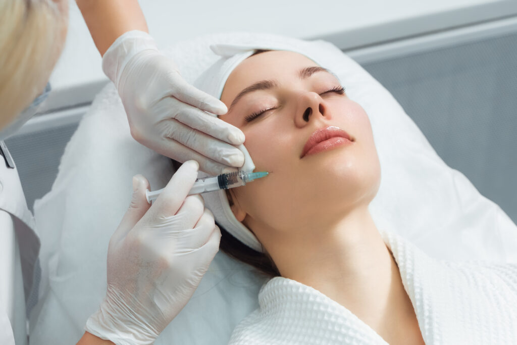 Hình ảnh minh họa sơ đồ 15 điểm tiêm Karisma với các điểm tiêm Karisma được phân bố đồng đều trên khắp khuôn mặt