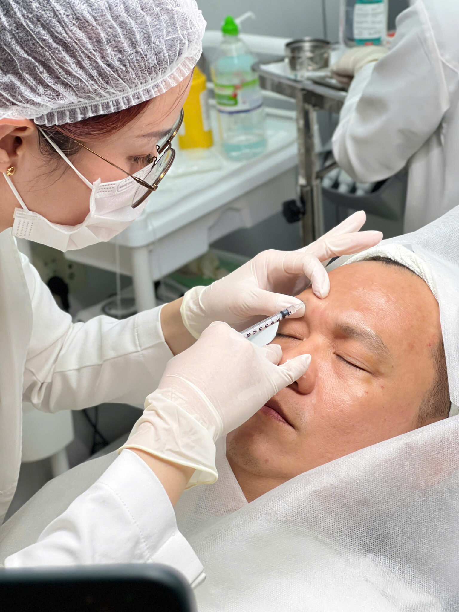 Hình ảnh 'botox_cau_mày_01' thể hiện quy trình xóa nhăn li ti toàn mặt tại Lona Skin Lab, nơi chuyên gia tiêm botox xóa nhăn áp dụng công nghệ tiên tiến để trẻ hóa da bằng botox và cung cấp dịch vụ botox tại Lona Skin Lab an toàn, hiệu quả.