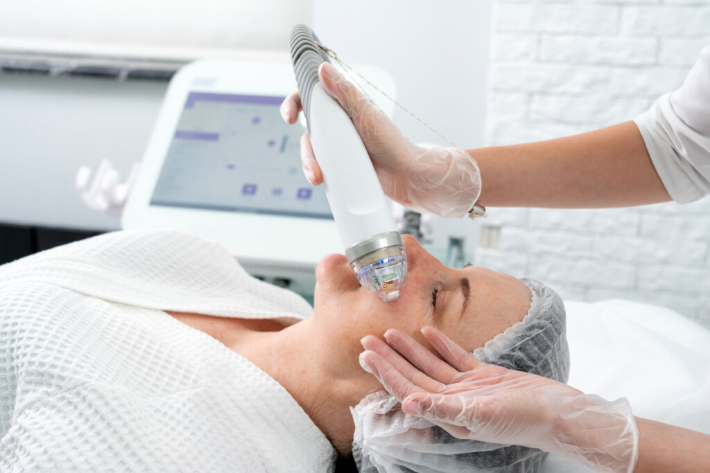 xu hướng làm đẹp 2025 kết hợp AI trong làm đẹp và công nghệ làm đẹp tự thân