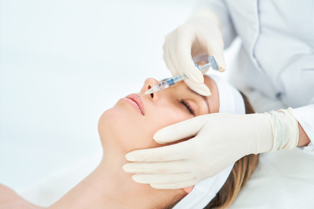 Giải pháp trị liệu mắt trũng bằng cách tiêm chất làm đầy rãnh lệ cung cấp một phương pháp chữa mắt trũng an toàn và tự nhiên, mở ra cách làm đầy rãnh lệ hiệu quả cho từng trường hợp mắt trũng.