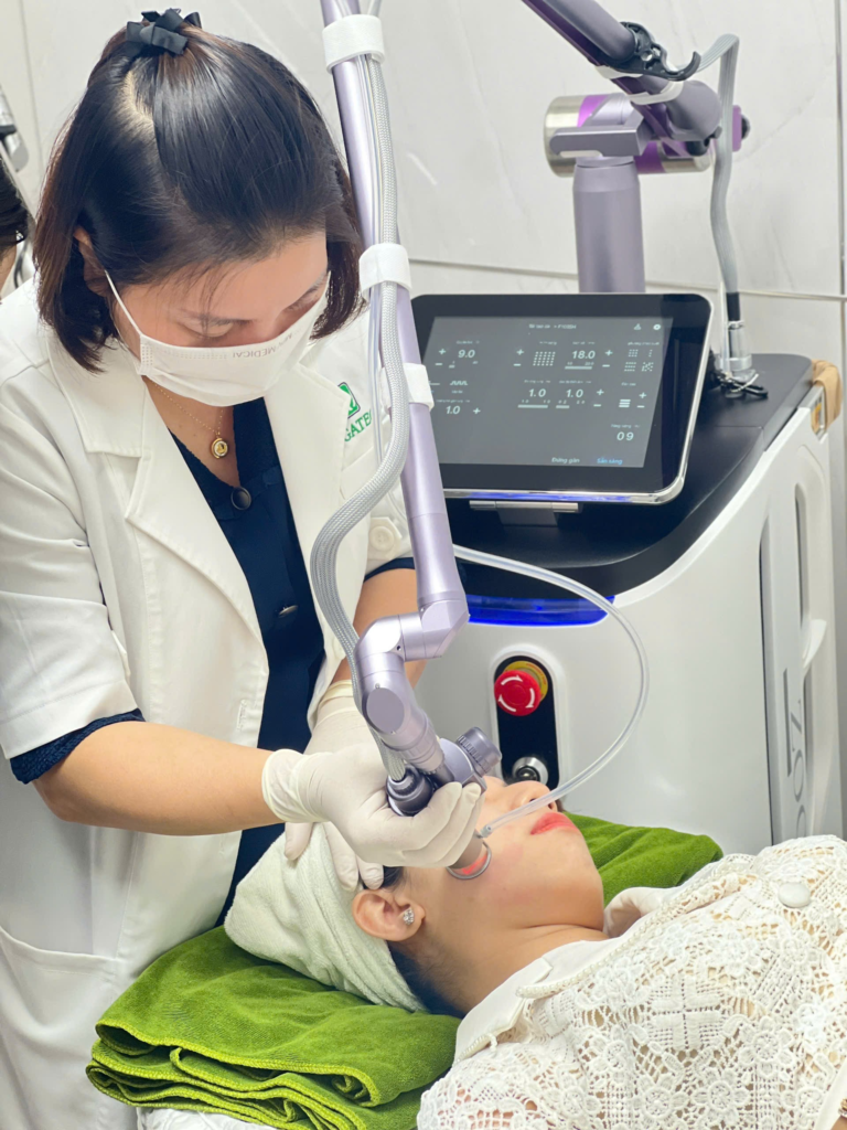 Với thời gian điều trị rạn da được điều chỉnh phù hợp, phương pháp trị rạn da hiện đại giúp phân tích kỹ lưỡng nguyên nhân rạn da và đưa ra cách phòng ngừa rạn da hiệu quả.