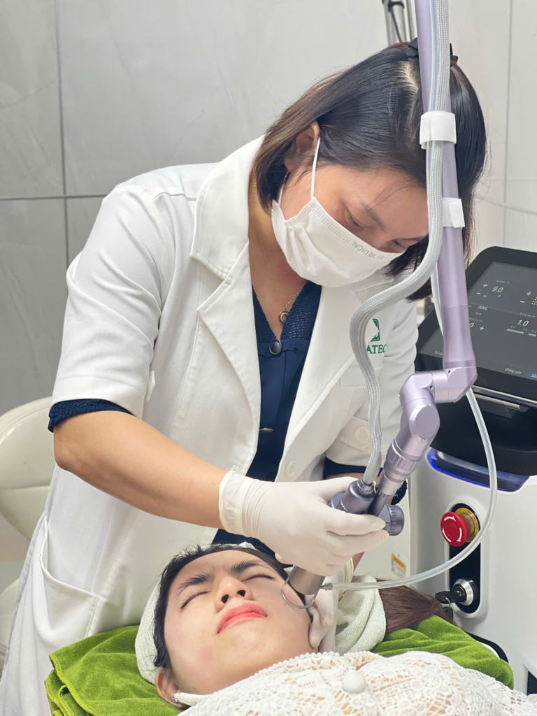 Công nghệ laser thẩm mỹ hiện đại qua fractional peeling cho phép laser CO2 Fractional hoạt động nhắm mục tiêu vào vùng da, hỗ trợ thu nhỏ lỗ chân lông và se khít lỗ chân lông, mang lại hiệu quả điều trị rõ rệt.