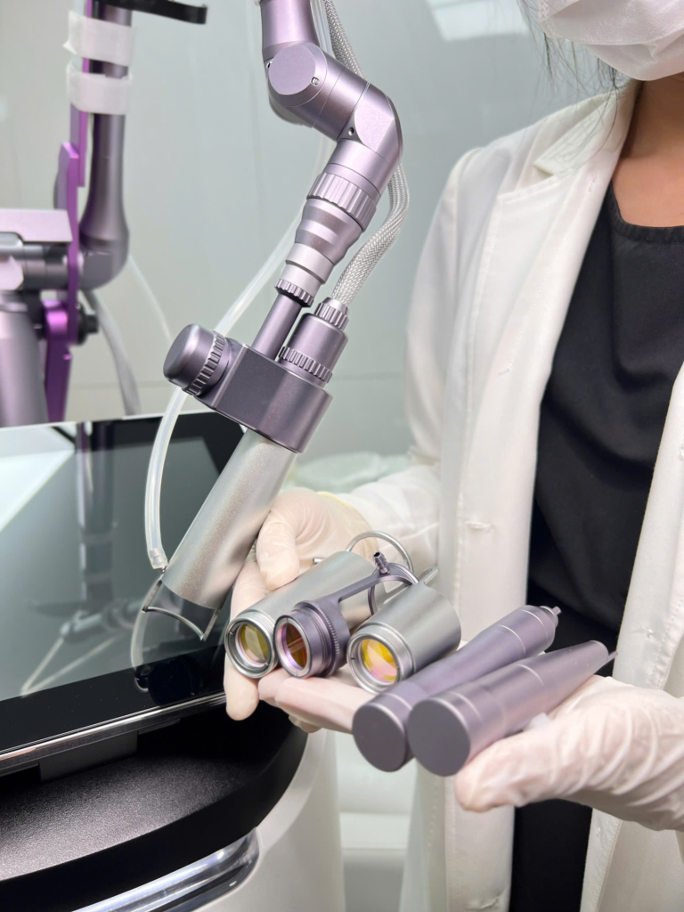 Bằng hình ảnh, công nghệ resurfacing laser tiên phong được ứng dụng qua quy trình resurfacing laser hiện đại, giúp tái tạo da bằng laser và trẻ hóa da bằng laser một cách hiệu quả, đồng thời góp phần tích cực trong điều trị sẹo bằng laser và thu nhỏ lỗ chân lông bằng laser.