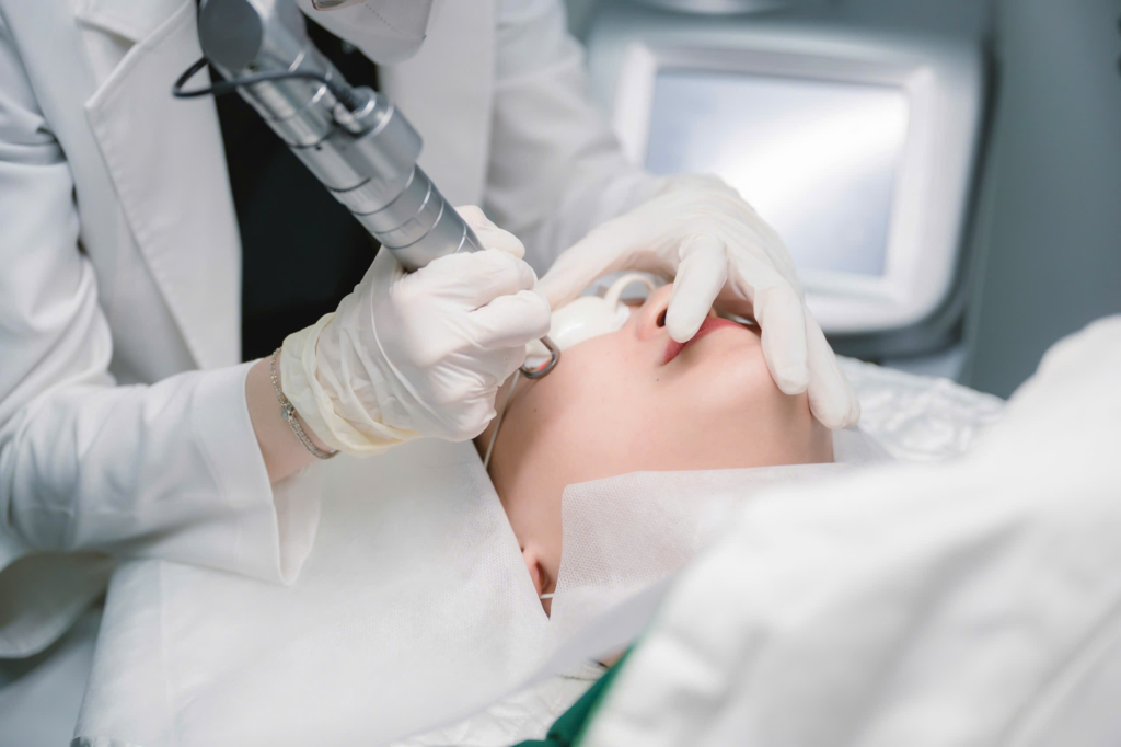 Hình ảnh minh họa này cho thấy quy trình resurfacing laser hiện đại với sự kết hợp của resurfacing laser tiên tiến, giúp tái tạo da bằng laser đồng bộ, mang lại hiệu quả trẻ hóa da bằng laser nổi bật, đồng thời hỗ trợ điều trị sẹo bằng laser và thu nhỏ lỗ chân lông bằng laser một cách an toàn và hiệu quả.
