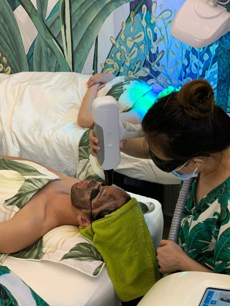 Laser Fractional CO2 hỗ trợ loại bỏ tế bào da hư tổn và thúc đẩy quá trình tái tạo da hiệu quả.