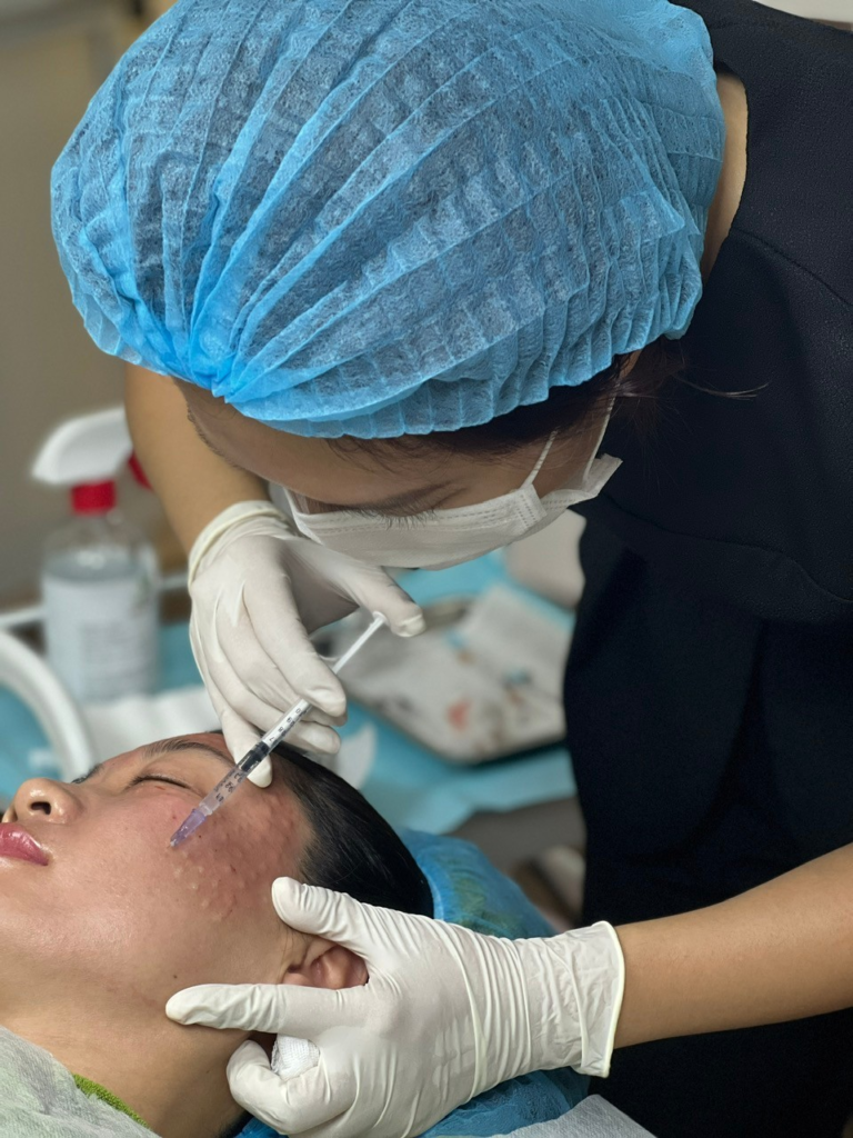 Qua tác động của liệu pháp chăm sóc da mãn kinh, việc điều chỉnh nội tiết kết hợp với áp dụng kỹ thuật phục hồi da tối ưu đóng góp vào quá trình giảm viêm nền và làm chậm lão hóa da.