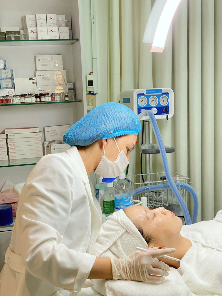 Một chuyên gia da liễu khuyến cáo rằng tiêm meso và mesotherapy là phương pháp làm đẹp không xâm lấn chuyên sâu, giúp mang lại ưu điểm mesotherapy rõ rệt và hỗ trợ trẻ hóa da hiệu quả.