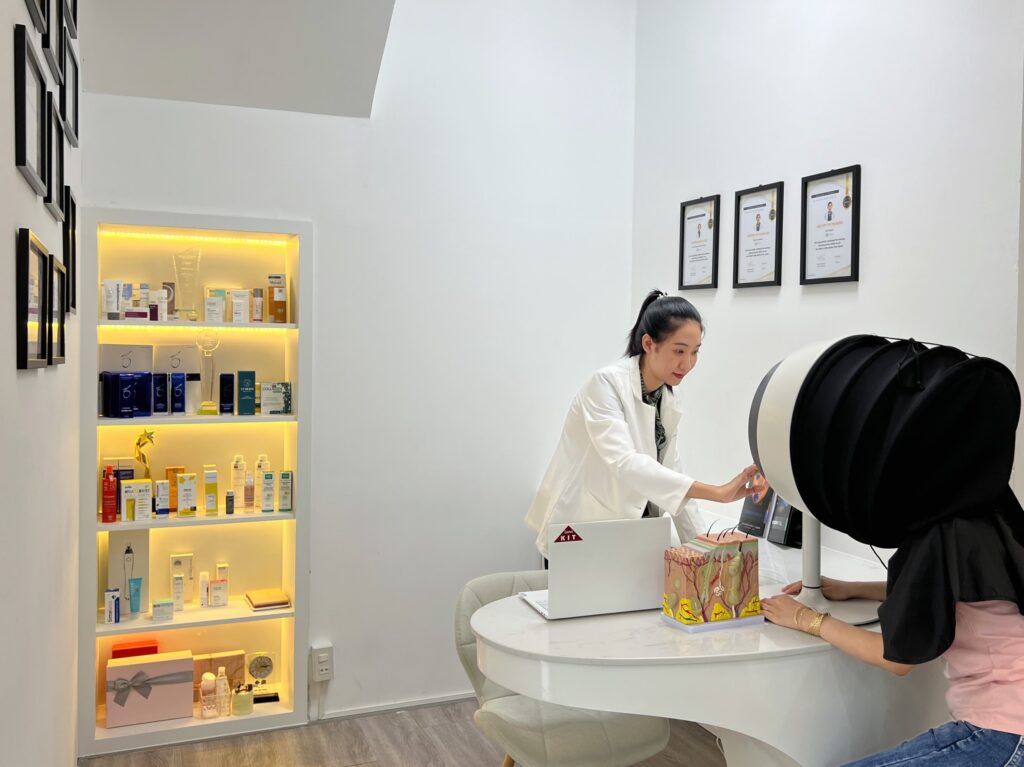 Với công nghệ tiên tiến, máy soi da được tích hợp trong thiết bị soi da hiện đại giúp phân tích da tỉ mỉ - Thăm khám da liễu Cần Thơ.