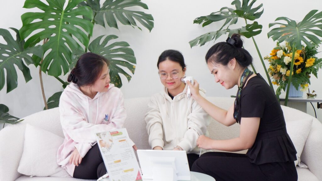 Công dụng máy soi da được thể hiện rõ qua quá trình chăm sóc và theo dõi da tại Thăm khám da liễu Cần Thơ.