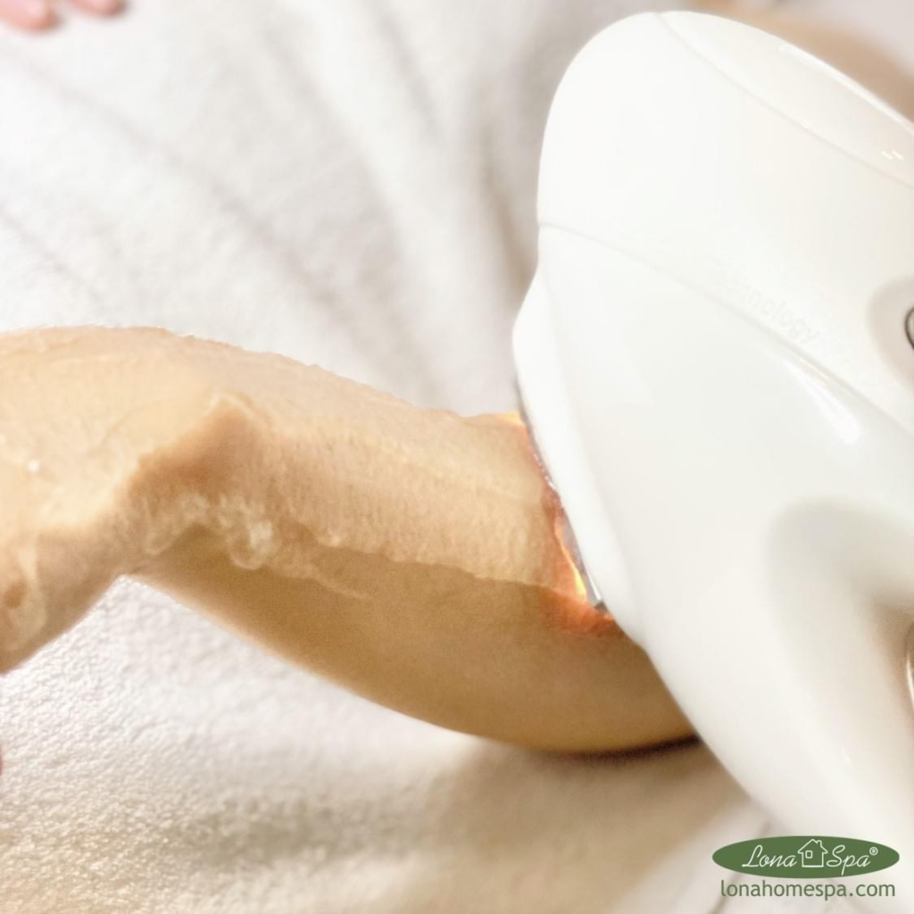 Chuyên gia da liễu sử dụng DPL để điều trị da, trẻ hóa da và chăm sóc da thông qua liệu trình triệt tay bằng ánh sáng DPL.