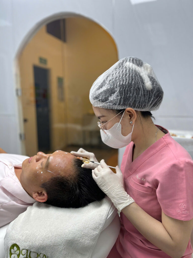 Hình ảnh mô phỏng quy trình bác sĩ da liễu kiểm tra da giỏi Cần Thơ, thể hiện sự tận tâm của bác sĩ da liễu giỏi Cần Thơ và cơ sở phòng khám da liễu uy tín Cần Thơ trong quá trình khám da liễu Cần Thơ, minh chứng cho chất lượng của bác sĩ da liễu nổi tiếng Cần Thơ và dịch vụ điều trị da liễu Cần Thơ.