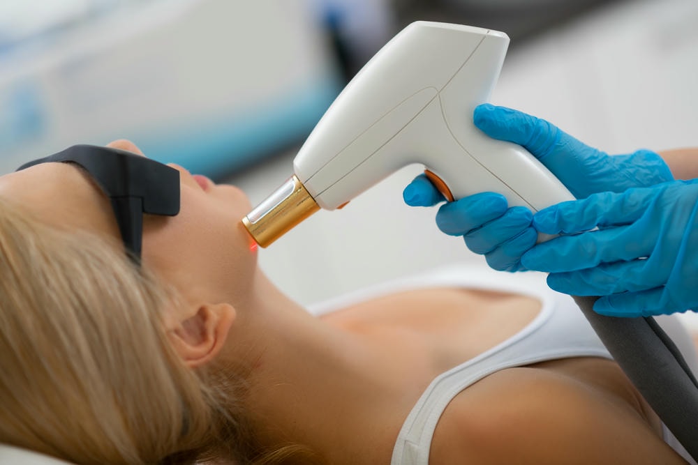 Kỹ thuật viên thực hiện quy trình laser ND YAG cho da mặt