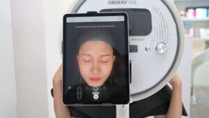 Màn hình máy soi da OBSERV 520 hiển thị hình ảnh phân tích khuôn mặt khách — Phòng khám Chuyên khoa Da liễu Lona Skin Lab, Cần Thơ