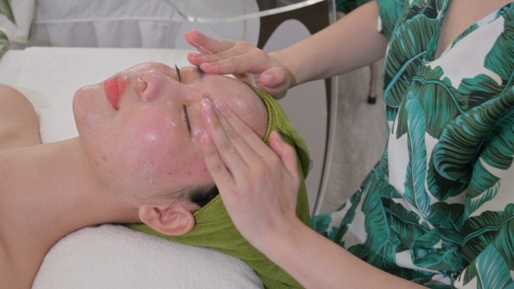 Hai bàn tay kỹ thuật viên massage vùng má và gò má cho khách — Phòng khám Chuyên khoa Da liễu Lona Skin Lab, Cần Thơ