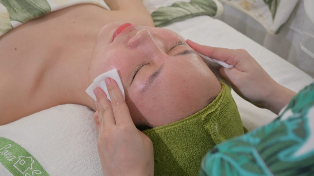 Bước làm sạch da mặt bằng bông thấm dung dịch — Phòng khám Chuyên khoa Da liễu Lona Skin Lab, Cần Thơ