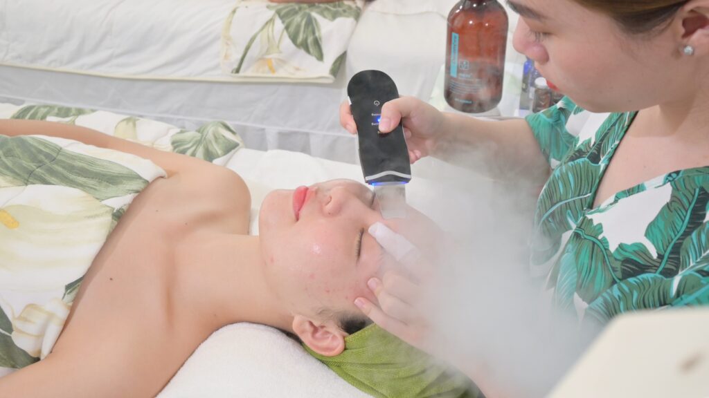 Đầu máy cầm tay được đưa trên bề mặt da kết hợp luồng hơi ấm — Phòng khám Chuyên khoa Da liễu Lona Skin Lab, Cần Thơ