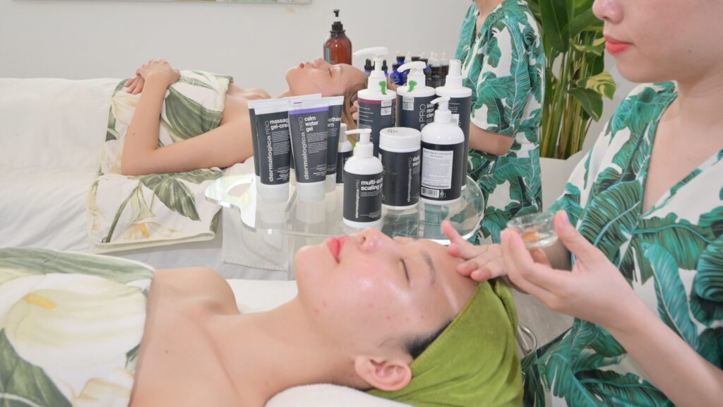 Dãy lọ sản phẩm chuyên dụng xếp trên kệ trong phòng trị liệu — Phòng khám Chuyên khoa Da liễu Lona Skin Lab, Cần Thơ