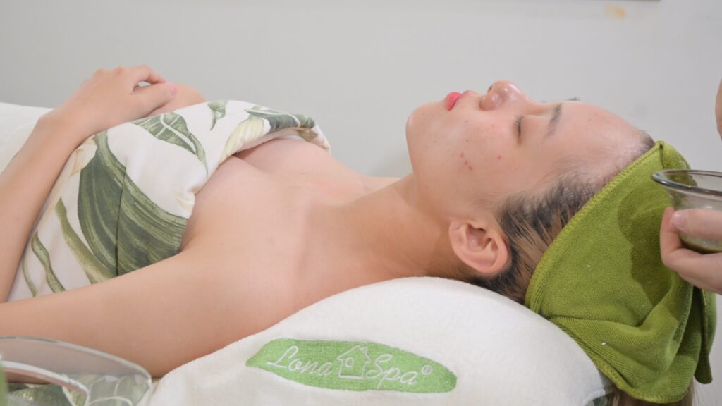 Khách nằm thư giãn với khăn phủ, kết thúc liệu trình — Phòng khám Chuyên khoa Da liễu Lona Skin Lab, Cần Thơ
