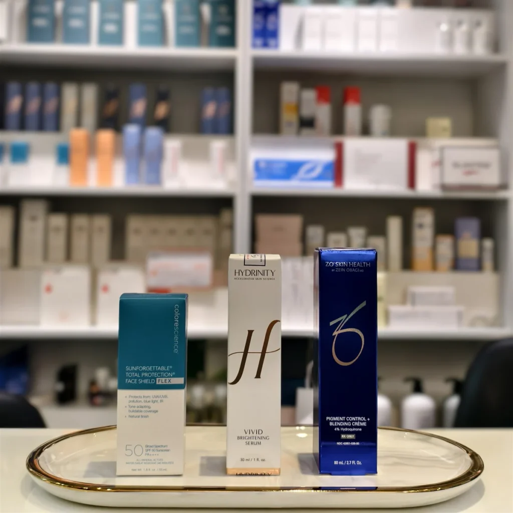 Kệ mỹ phẩm chăm sóc da tại Phòng khám chuyên khoa Da liễu Lona Skin Lab, Cần Thơ