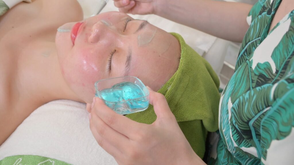 Đắp mặt nạ gel làm dịu lên toàn mặt sau khi can thiệp — Phòng khám Chuyên khoa Da liễu Lona Skin Lab, Cần Thơ