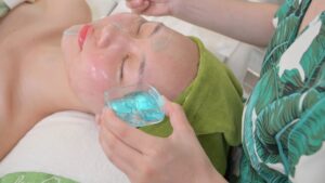 Đắp mặt nạ gel làm dịu lên toàn mặt sau khi can thiệp — Phòng khám Chuyên khoa Da liễu Lona Skin Lab, Cần Thơ